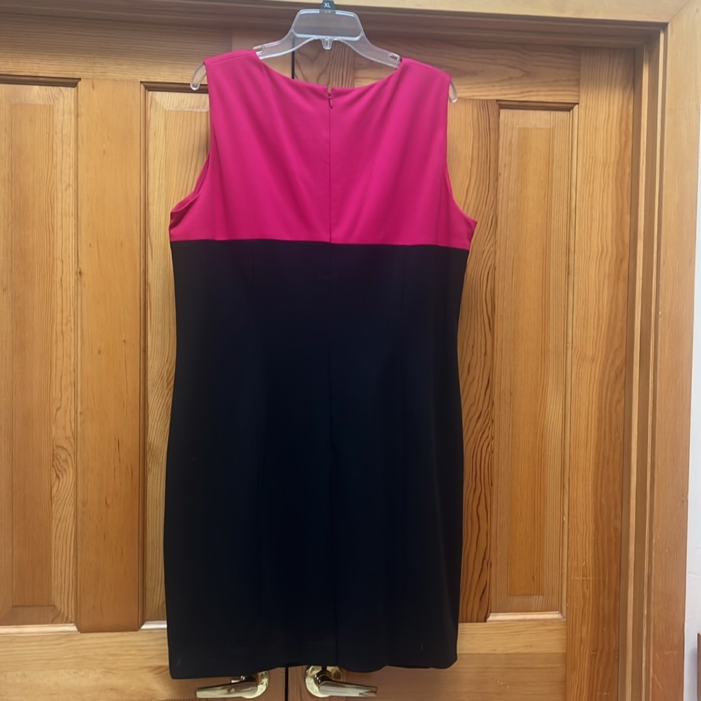 Kasper Women's 2 piece dress and Blazer. Fuchsia and black - Picture 3 of 7